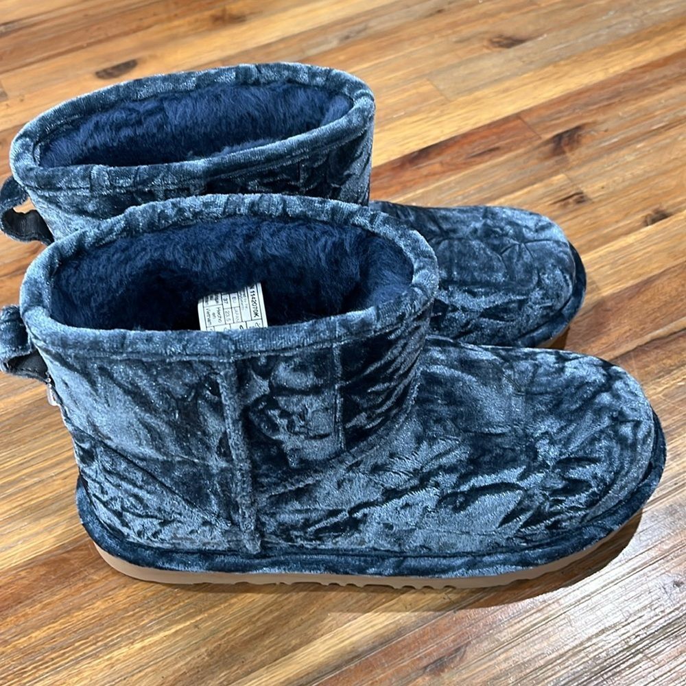 UGG Classic Mini Blue Crushed Velvet Boots EU 37, KIDS US 5